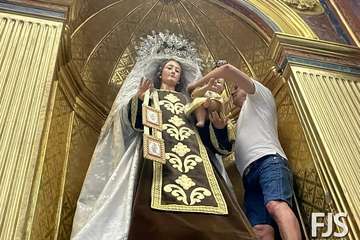 La Virgen del Carmen vuelve a presidir el altar mayor de la iglesia de San Gregorio/Francisco Javier Santana.